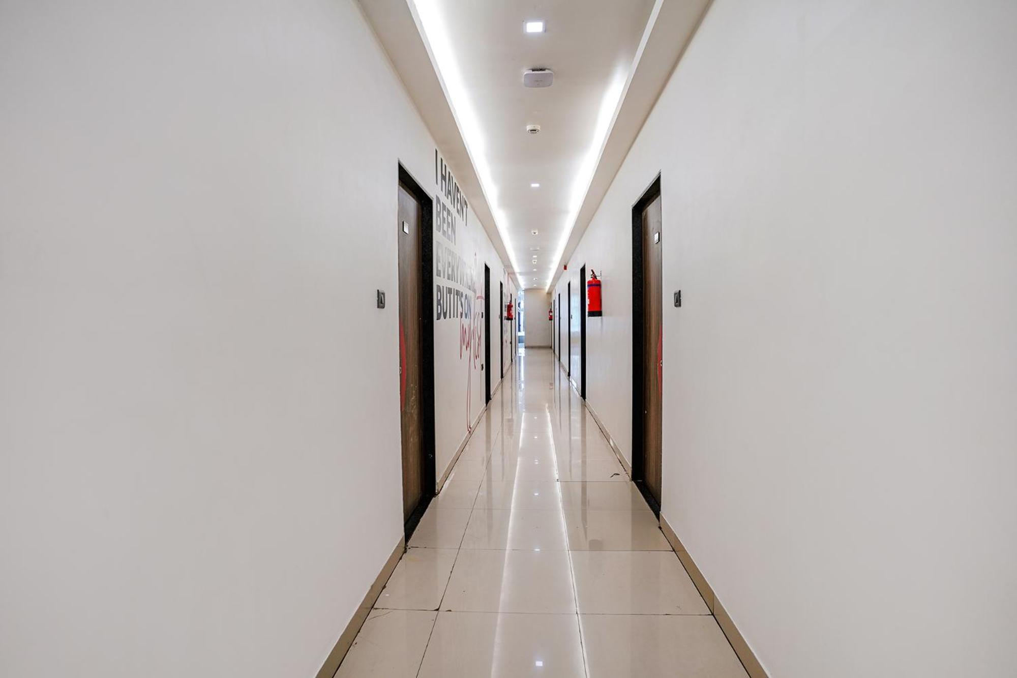 Fabhotel Lotus I Surat Zewnętrze zdjęcie